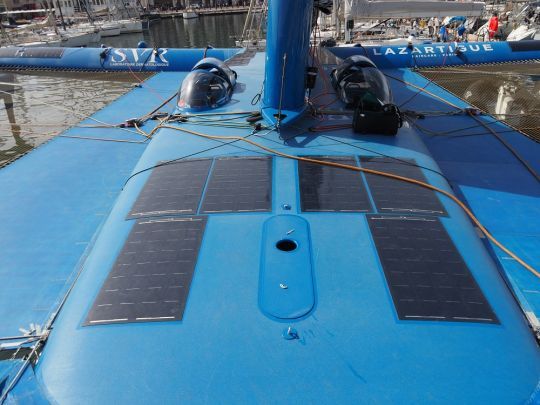 Les panneaux solaires sont répartis sur le pont et les bras