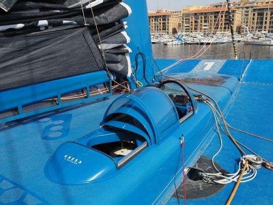 L'accès au cockpit se fait par les postes de pilotage