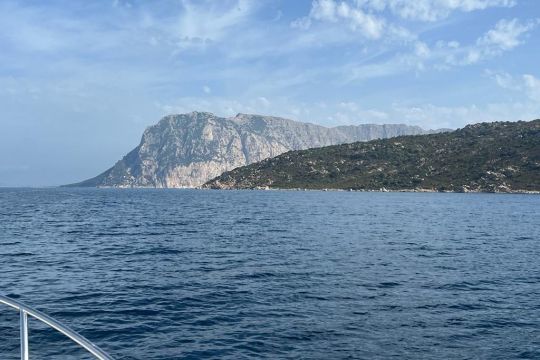 "Mon père aurait dit de cette matinée : "c'était féérique". Belle mer avec son petit coup de vent en passant, un peu de brume, slalom géant au milieu des îles au large d'Olbia jusqu'aux bouches de Bonifacio, arrivée avec une magnifique houle de face, à Bonifacio."