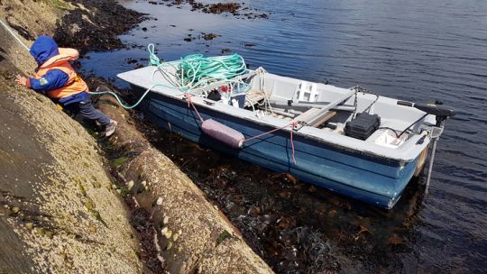 La récupération de l'amarre se fait sans difficulté avec l'annexe.