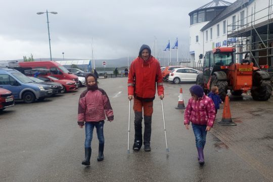 Retour de Guillaume au bateau avec ses béquilles