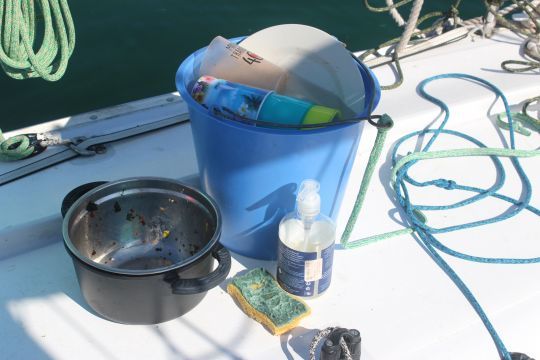 En l'absence d'eau à bord, on choisit des produits ménagers écologiques et on utilise l'eau de mer