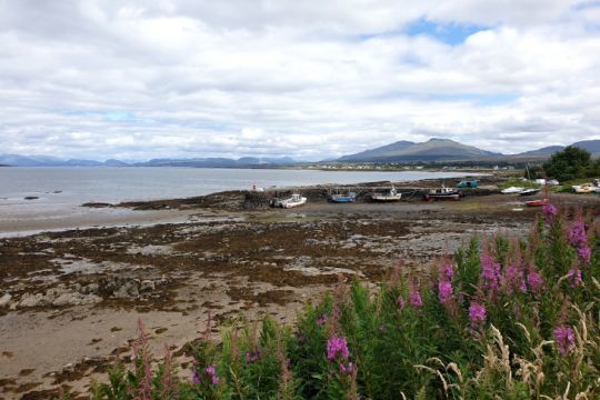 Le old pier à marée basse, Broadford, Ecosse