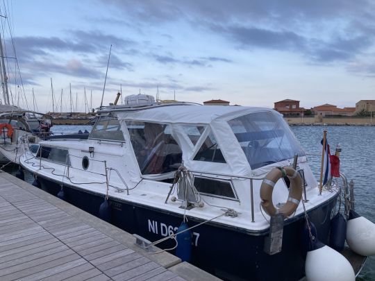 Ainsi fermé, le cockpit et le bain de soleil arrière restent protégés
