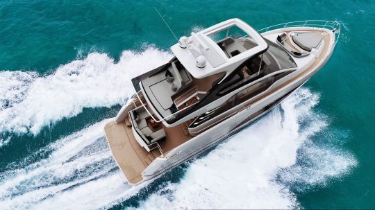 Le flybridge pour profiter de la navigation au soleil