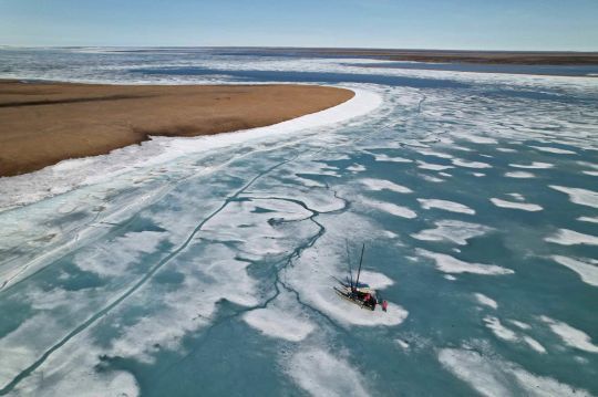 Le catamaran dans les glaces © Sébastien Roubinet