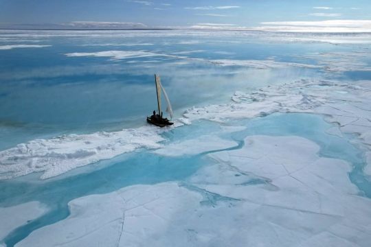 Le catamaran dans les glaces © Sébastien Roubinet