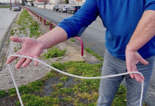 Le geste de la main gauche est anti-naturel