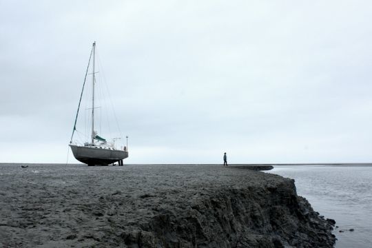 Le courant, en particulier dans les rivières, peut creuser la vase, il est important de sonder les fonds et d'immobiliser le bateau avant échouage.