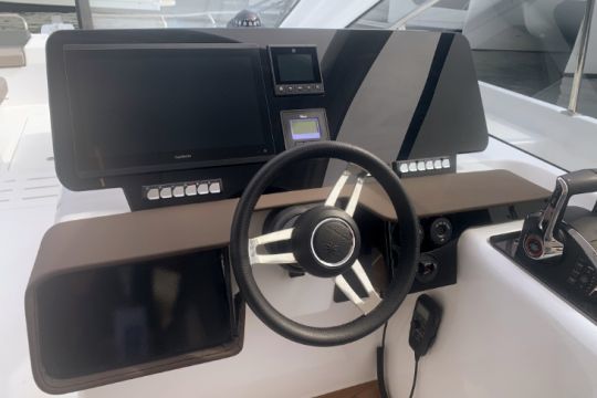 La console de pilotage avec son grand tableau de bord