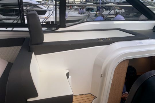 L'assise copilote et la chaise longue protégée par le grand pare-brise