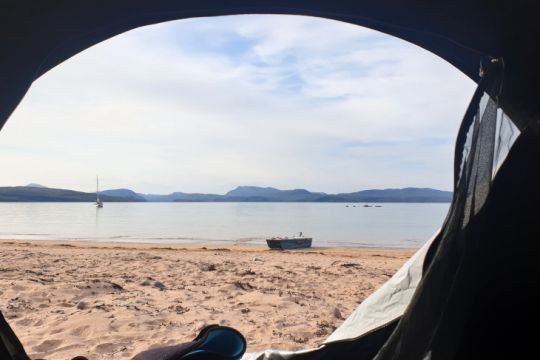 Camping sur la plage en face du bateau, Loch Torridon, Ecosse