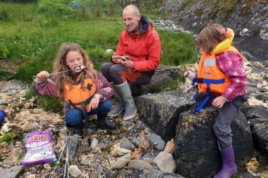 Chamallows grillés sur la plage, Jura, Ecosse