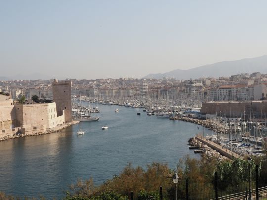L'entrée du Vieux Port avec le fort Saint-Jean à bâbord