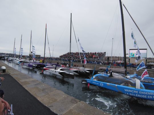 Quels que soient les bateaux, l'écluse impressionne