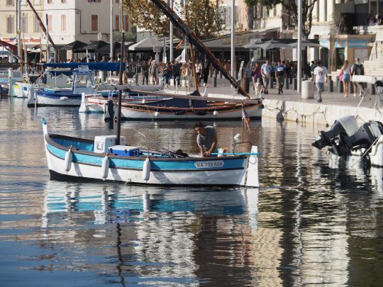 De nombreux pointus se côtoient le long du Quai Ganteaume