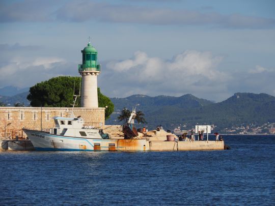 L'entrée du port est matérialisée par le phare du môle Bérouard