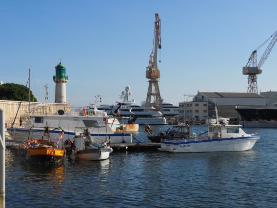 Une petite flottille de pêcheurs continue d'exercer depuis le Vieux Port