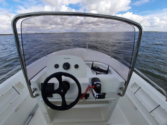 La console de pilotage offre un pare-brise protecteur