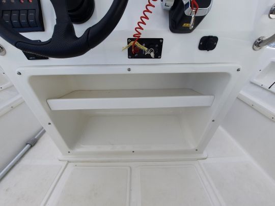 Une étagère de rangement en option dans la console