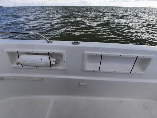 Des rangements pour les pare-battage intégrés dans les pavois en option