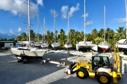 La mise à l'eau du bateau, au moyen du chariot et de la tractopelle ©François Carage