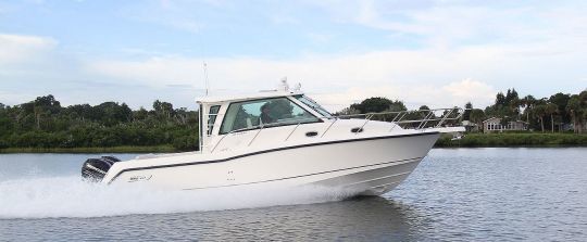 Le Boston Whaler 345 Conquest Pilothousse