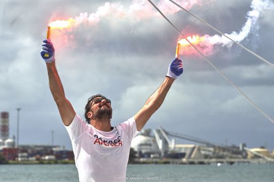 Yoann Richomme en Class40 a réalisé une course magistrale ainsi qu'une incroyable remontada, passant de dernier à premier sur une flotte de plus de 50 bateaux ! Il établit lui aussi un nouveau record de 14 jours, 3 heures, 8 minutes et 40 secondes et l'emporte pour la seconde fois consécutive © PILPRE ARNAUD / RDR2022