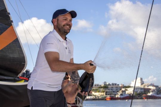 Arrivé second après Roland Jourdain, Loïc Escoffier remporte la Route du Rhum 2022 en Rhum Multi après une pénalité de 90 minutes pour Bilou