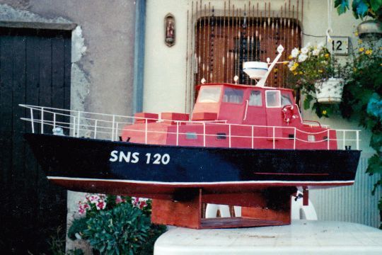 Une maquette de bateau avec plein de petits détails ingénieux