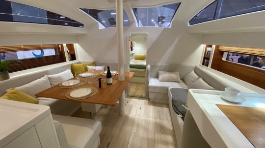 Un intérieur très lumineux avec des cloisons blanches