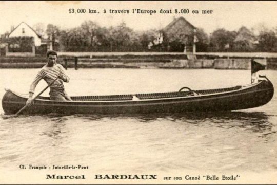 Marcel Bardiaux et son canoë Belle-Etoile