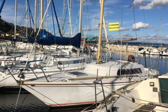 En novembre 2019 : Ã vendre sur le port d'Istres