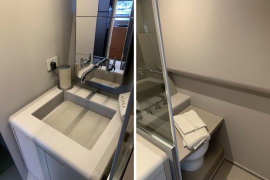 La salle de bain avec un coin lavabo et un espace WC et douche