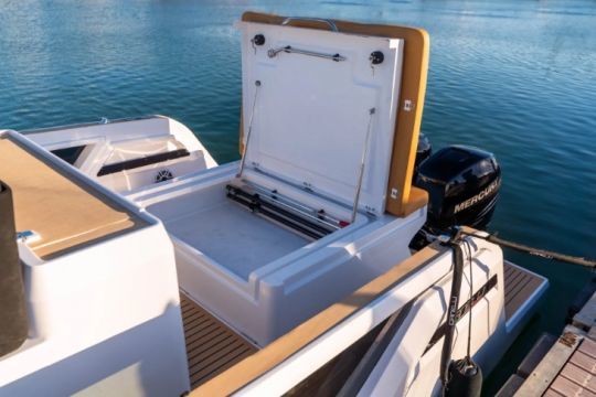 Un grand coffre sous le bain de soleil