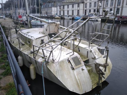 Un voilier abandonné sur les quais de Morlaix