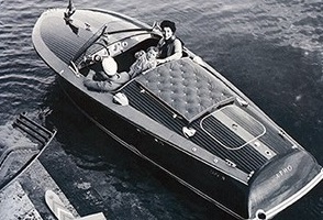 Le Corsaro, 1er bateau fabriqué en série ©Riva