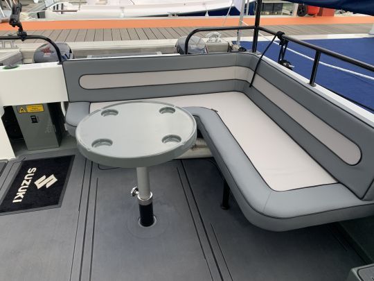 Un grand cockpit avec banquette en L et table amovible