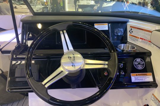 Le poste de pilotage protégé et ergonomique