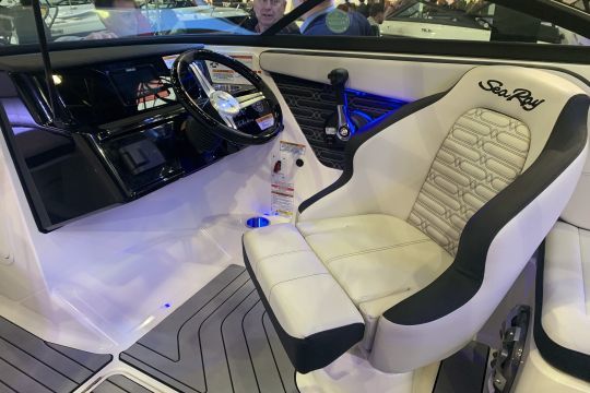 L'assise pilote, relevable pour être mieux positionné en conduite