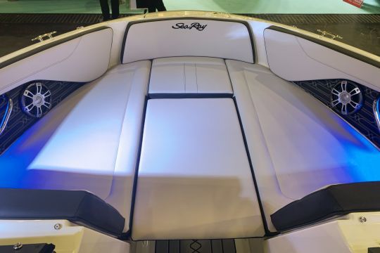 Un carré convertible en bain de soleil à la proue