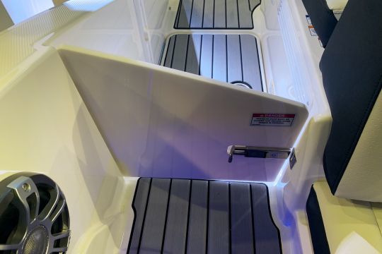 Une entrée décentrée sur tribord et sécurisée