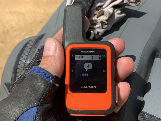 La balise inReach mini 2 permet d'envoyer et de recevoir des sms.