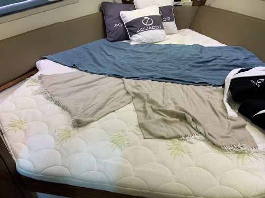 Le lit double à la pointe avant
