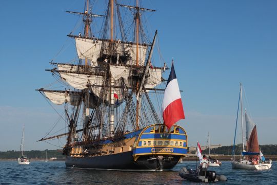 Espérons que les finances vont être trouvées pour que l'Hermione retrouve sa superbe, comme ici aux fêtes de Brest