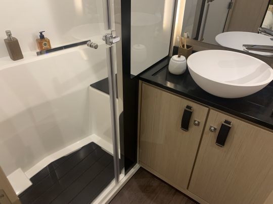 La salle de bain propriétaire avec son lavabo et sa douche séparée