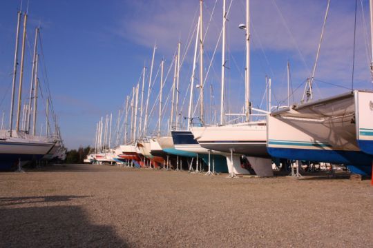 Les grandes travées du port à sec de plaisance de Cordemais