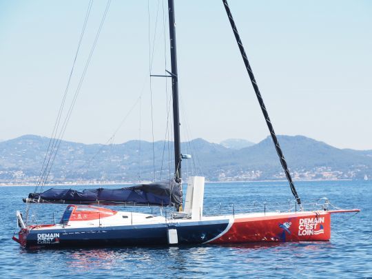 L'IMOCA de Nicolas Rougier, au mouillage devant le salon, est accessible au public sur rendez-vous