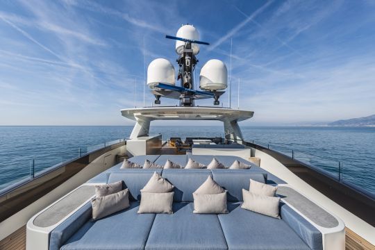 Un sundeck avec de très nombreuses banquettes et bain de soleil