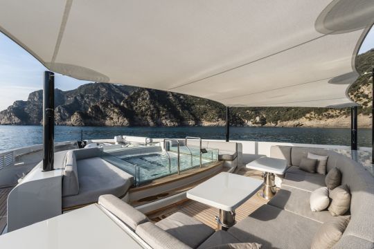 La belle piscine sur la plage avant